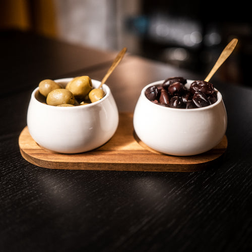 Elegante Keramikschalen auf Bambus-Tablett – Snack-Set für Dips, Nüsse & Antipasti